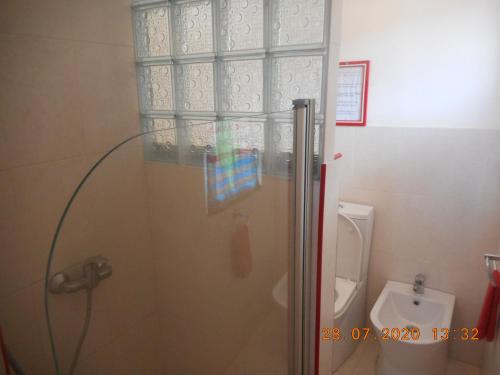 a bathroom with a shower and a toilet at Pousada do Ceu in Paul