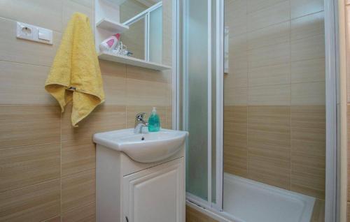 Kúpeľňa v ubytovaní Apartmani Kremena small beach 200m