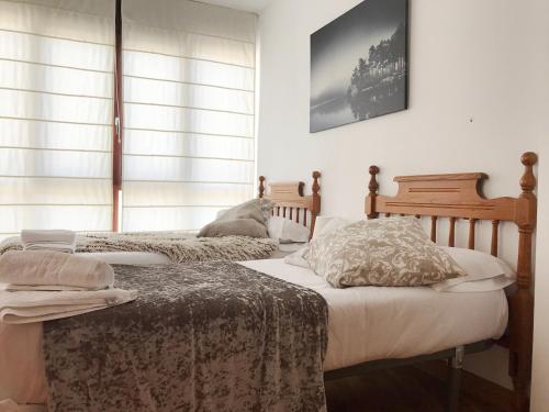 Un pat sau paturi într-o cameră la Apartamentos Arha