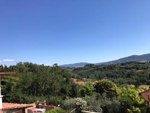 Cette maison offre une vue sur les montagnes. dans l'établissement sweet home, à Soianella