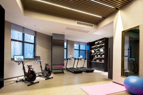 Fitnesscenter och/eller fitnessfaciliteter på Arthur Hotel Zhujiang New Town Guangzhou