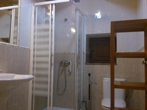 Bilik mandi di Casa Adela El Tuxu