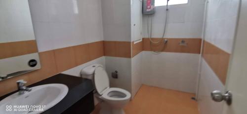 La salle de bains est pourvue de toilettes et d'un lavabo. dans l'établissement Sure Guesthouse, à Kamala Beach