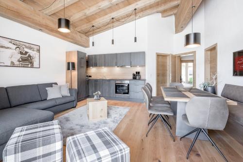 ein Wohnzimmer mit einem Sofa und einem Tisch in der Unterkunft AlpenParks Chalet & Apartment Alpina Seefeld in Seefeld in Tirol