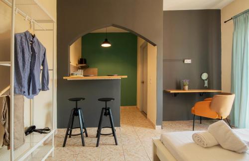 - une chambre avec un lit et deux tabourets dans l'établissement Issos Studios, à Ágios Geórgios