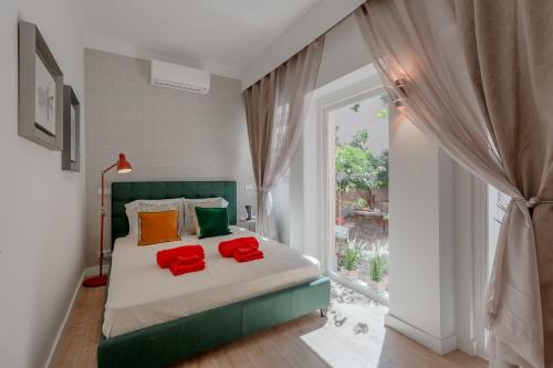 una camera da letto con un letto con cuscini rossi di Park Studio - Príncipe Real a Lisbona