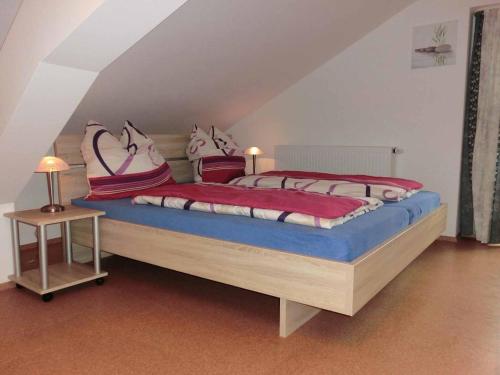 A bed or beds in a room at Zum Kramerwirt
