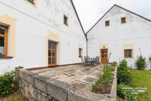 an external view of a white house with a patio at Spejchar Kaclehy in Kačlehy