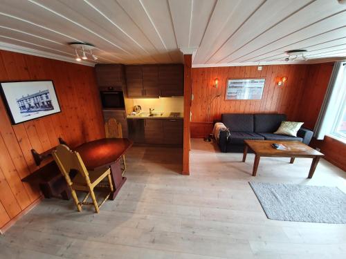 a living room with a couch and a table at Vertshuset Røros in Røros