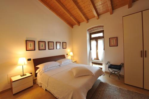 Säng eller sängar i ett rum på La Corte dei Limoni