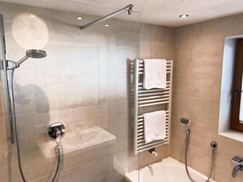 考訥塔爾的住宿－拉格公寓，带淋浴、浴缸和盥洗盆的浴室