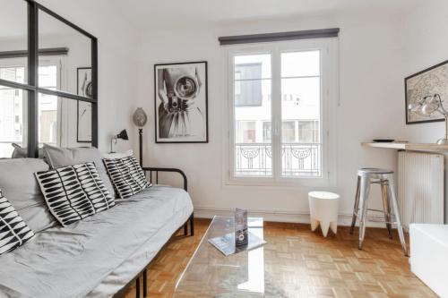 Кът за сядане в Chic 1br near Paris and the Bois de Vincennes in Saint-Mandé Welkeys