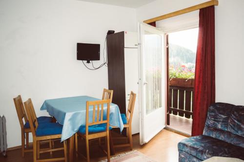 ein Esszimmer mit einem Tisch, Stühlen und einem Fenster in der Unterkunft Ferienhaus Gassner in Navis