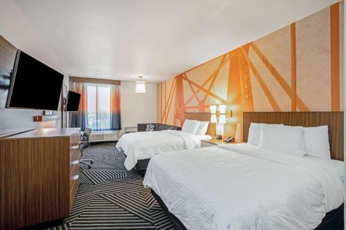 Säng eller sängar i ett rum på La Quinta by Wyndham Waco Baylor Downtown