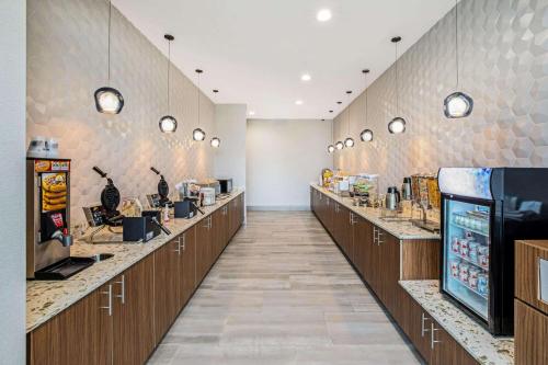a fast food restaurant with a long line of counters at La Quinta by Wyndham Waco Baylor Downtown in Waco