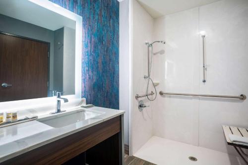 Ett badrum på La Quinta Inn & Suites by Wyndham Oxford