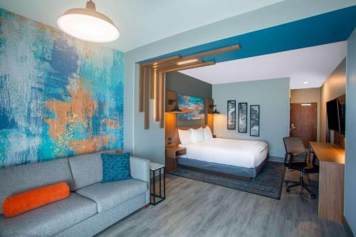 מיטה או מיטות בחדר ב-La Quinta Inn & Suites by Wyndham Oxford