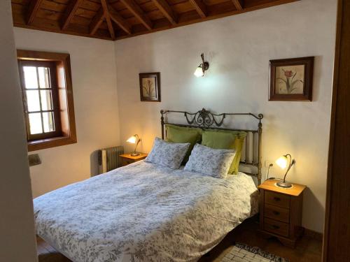 a bedroom with a bed with two lamps and two tables at Villa El Topo -Piscina privada - Private pool - by Rural La Palma in El Pinillo