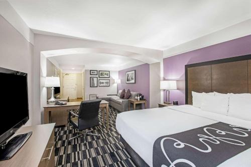 A bed or beds in a room at La Quinta by Wyndham Modesto Salida