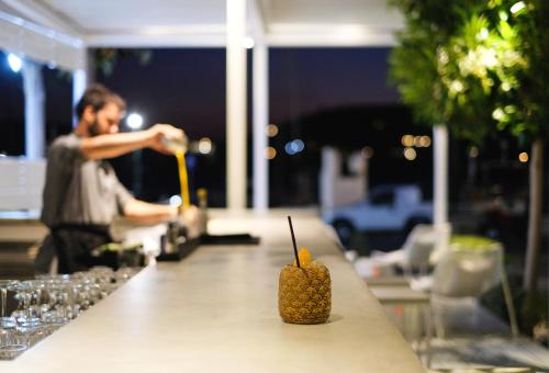 Bebidas en Relux Ios Hotel