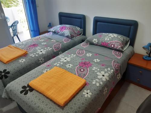 two beds sitting next to each other in a bedroom at Apartman Lipa in Bar