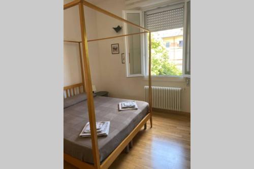 una camera con un letto a baldacchino con due piastre di House Bologna Stazione Mazzini flat x 2 a Bologna