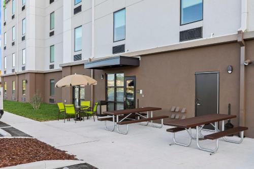 a patio with benches and tables outside of a building at Extended Stay America Premiere Suites - Ukiah in Ukiah