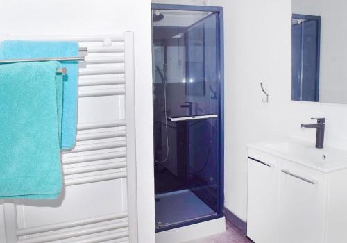 Ένα μπάνιο στο Studio, chambres, appartement, gite