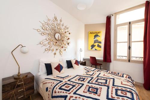 une chambre avec un lit et un lustre dans l'établissement Cada Vez, à Paris