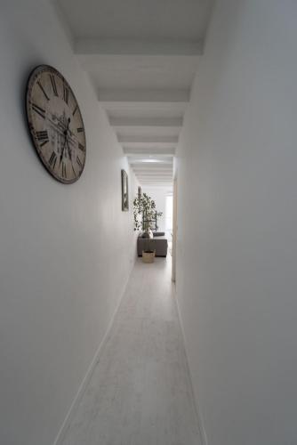 un couloir avec une horloge sur le mur dans l'établissement Nieve, à Paris