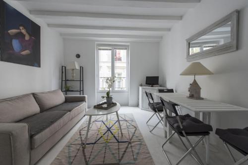 un salon avec un canapé et une table dans l'établissement Nieve, à Paris