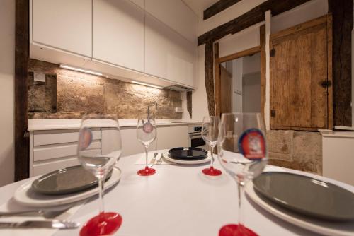 Una cocina con una mesa con copas de vino encima. en Pierre à Feu, en París