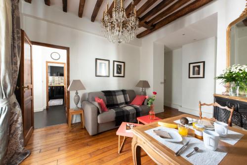 un salon avec un canapé et une table dans l'établissement Songe, à Paris