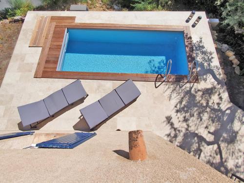 - une vue sur la piscine et ses chaises longues dans l'établissement Maison du Chat, à Bargemon
