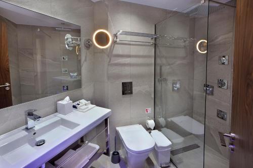 Bathroom sa Okeanos Beach Boutique Hotel