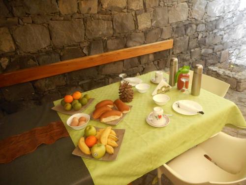 a table with a bunch of fruit on it at Pousada do Ceu in Paul