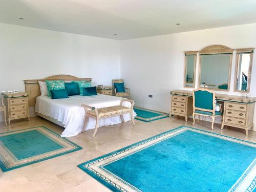 1 dormitorio con 2 alfombras azules grandes en el suelo en Villa Monterray, Royal Beach, Calahonda - Beach Front Villa en Sitio de Calahonda