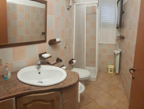 bagno con lavandino e servizi igienici di Villa Elisa Capo Spartivento chia a Domus de Maria