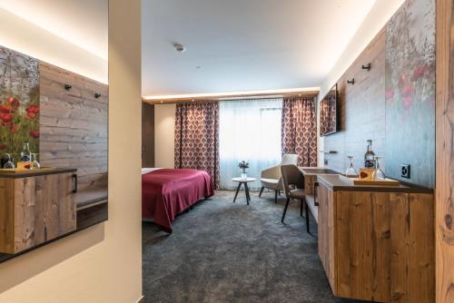 een hotelkamer met een bed en een eetkamer bij Hotel Gibswilerstube in Gibswil