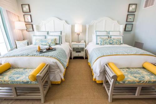 
A bed or beds in a room at The Beach Club at Charleston Harbor Resort and Marina
