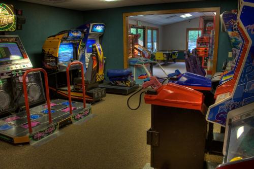 a room with many arcade games and video games at Foxhunt at Sapphire Valley in Sapphire