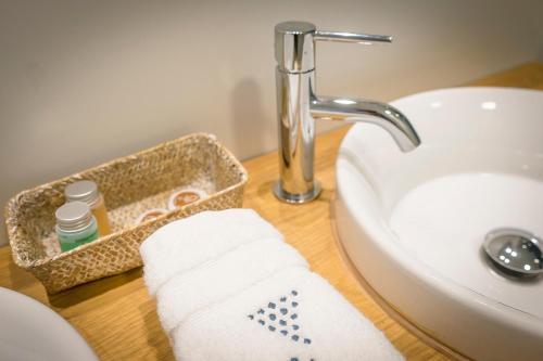 a bathroom with a sink and a towel on a counter at Apartamento Villacorza en ElMolinoDeLaSal de Sigüenza in Sigüenza