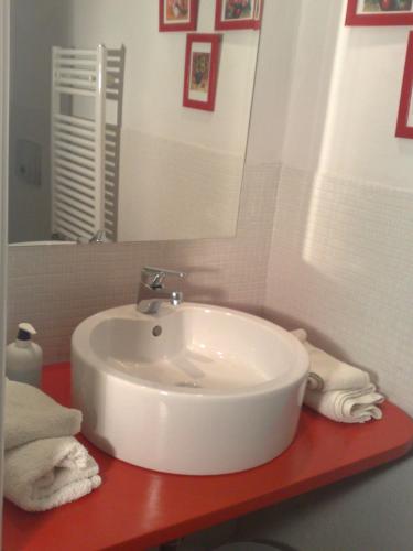 La salle de bains est pourvue d'un lavabo, d'un miroir et de serviettes. dans l'établissement B&b Centrale, à Matera
