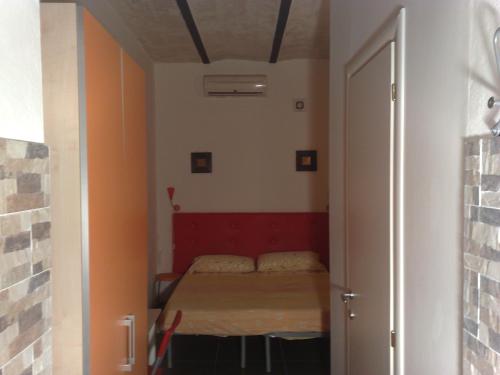 una piccola camera con un letto in una stanza di B&b Centrale a Matera