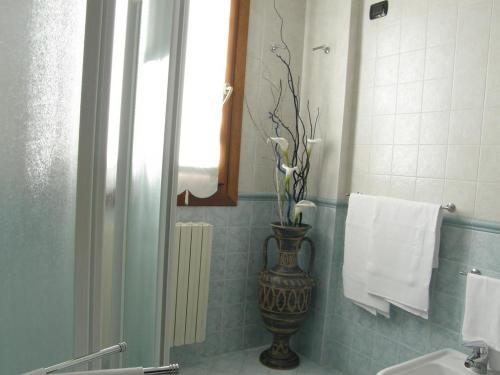 Ein Badezimmer in der Unterkunft Residence Meuble' Cortina