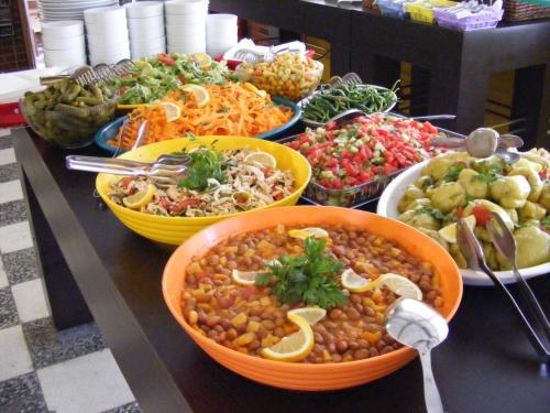 a buffet of food with bowls of beans and vegetables at Hotel Aşıkoğlu in Bogazkale