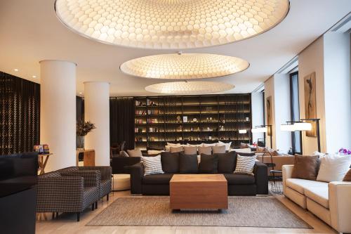 eine Hotellobby mit Sofas und einem Weinkeller in der Unterkunft Quentin XL Potsdamer Platz in Berlin