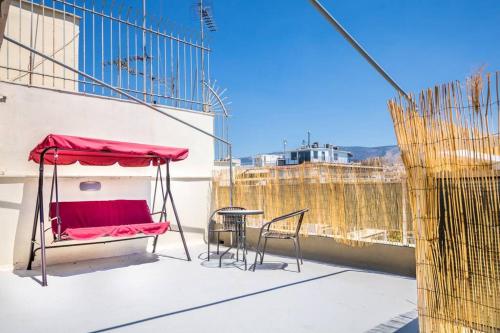 Zdjęcie z galerii obiektu Penthouse with big terrace 2 mins from the metro w Atenach