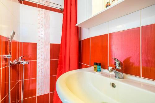 Zdjęcie z galerii obiektu Penthouse with big terrace 2 mins from the metro w Atenach