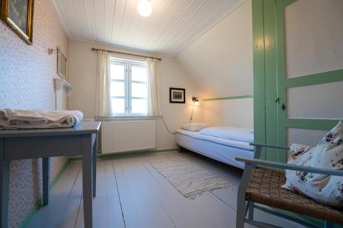亨能史特蘭德的住宿－Det Gamle Badehotel - Klitgaarden，小房间设有两张床和窗户